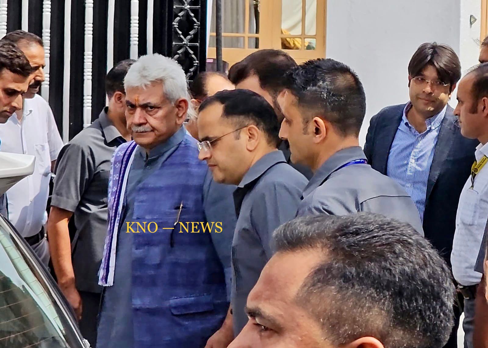 LG Sinha visits DySP Humayun’s residence in Humhama