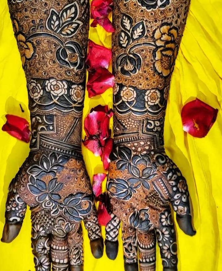 Kathpora Girl Winning Hearts On Social Media for her creative Mehandi art She is Popular On Instagram@mehandi_by_syeeda_hassan