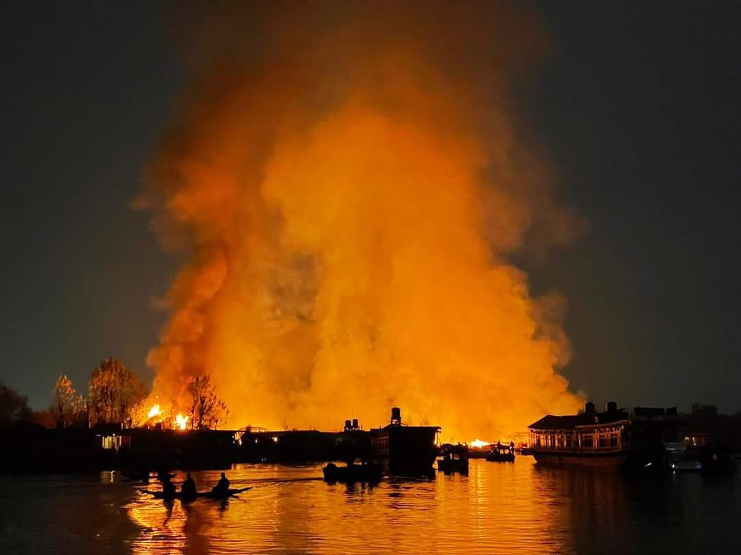 5 houseboats damaged in Dal lake blaze