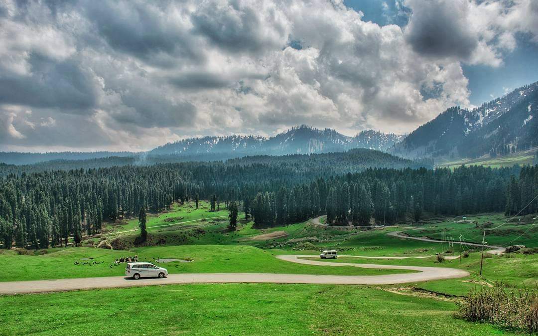 Tourists at Doodhpathri being allegedly fleeced