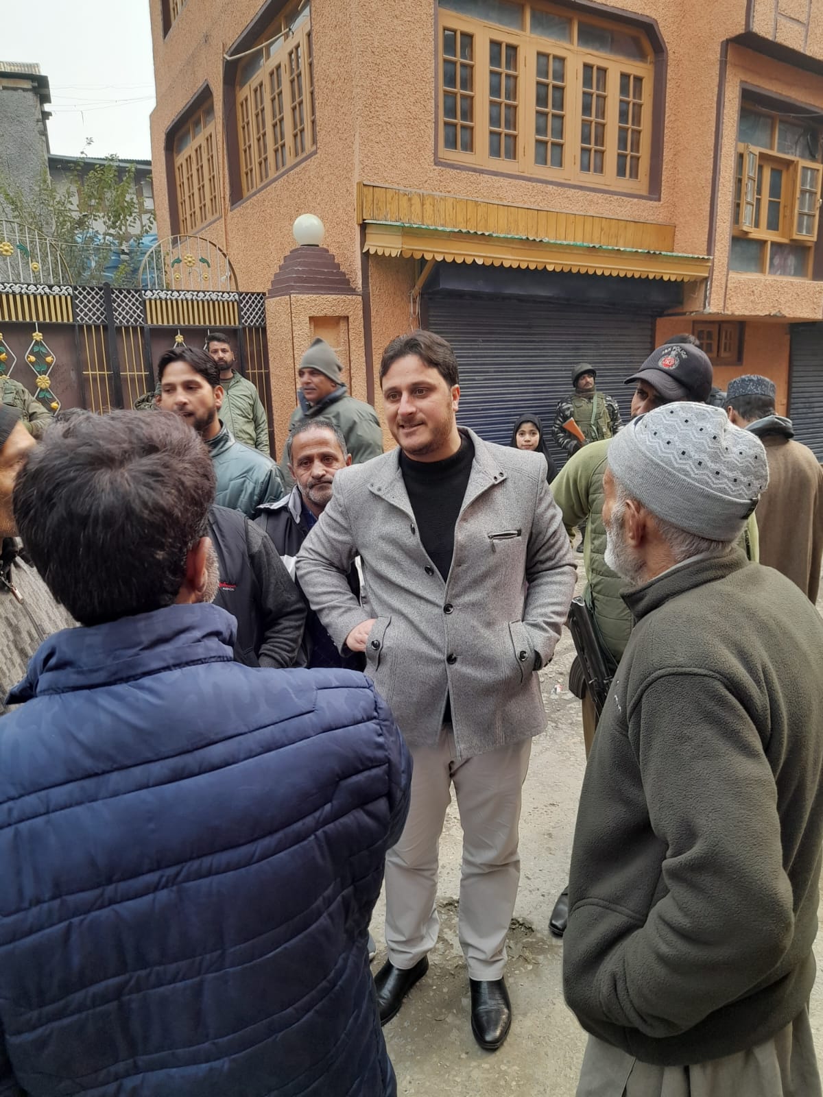JKPCC General Secretary visits Habbakadal, demands replacement of old wooden electric poles, construction of drains, lanes