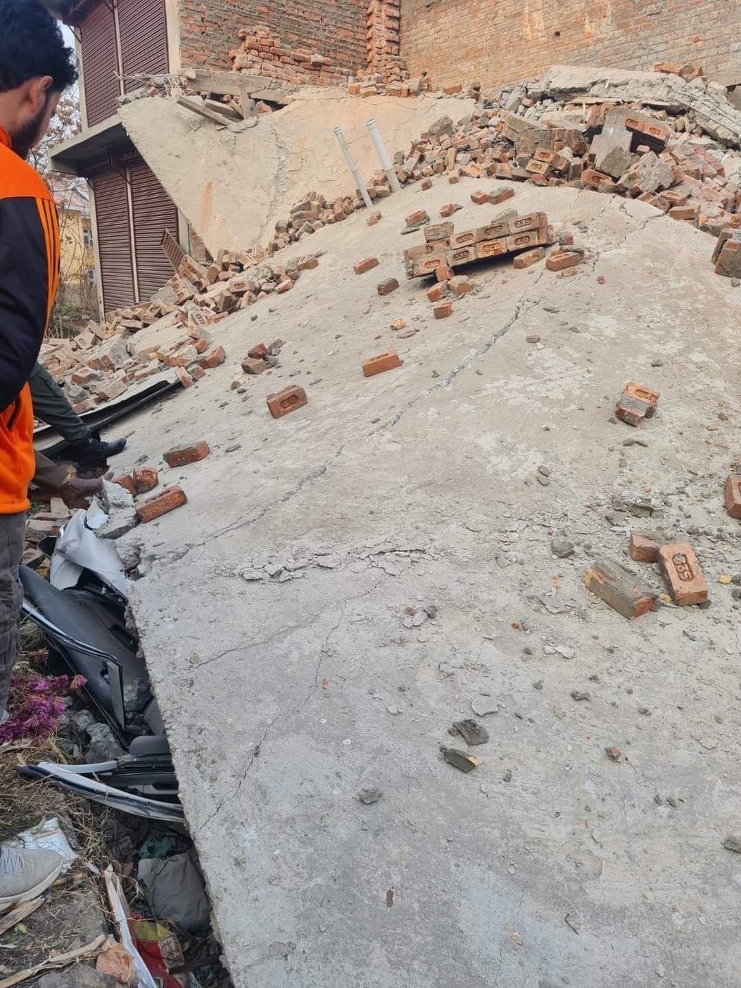 Vehicle damaged as slab of under construction building collapses in Pulwama