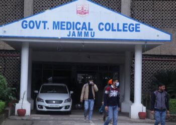 Nursing staff protest against junior doctors at GMC Jammu