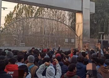 ☑ Protests erupt at GMC Srinagar over alleged blasphemous post