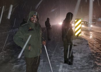Kulgam Police Extends Help Amid Snowfall and Slippery Road Conditions
