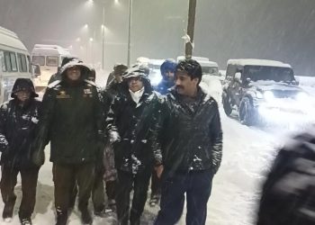 DC Anantnag And SSP Kulgam Conduct Night-long Vigilance At Navayuga Tunnel To Ensure Smooth Traffic Movement And Public Safety