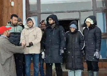 Nine Stranded Tourists Rescued After Sudden Snowfall in Doodpathri