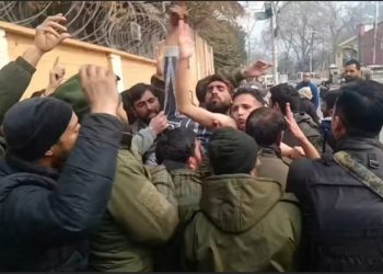 Wildlife department daily wagers, casual labourers protest outside CM’s residence in Srinagar