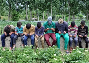 Digital addiction on rise in Kashmir, children with working parents more vulnerable