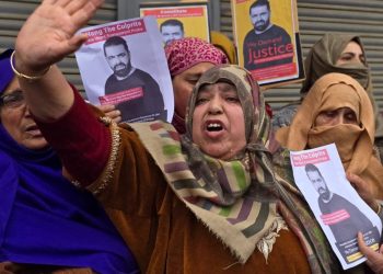 Nowgam residents protest, demand probe into youth’s mysterious death