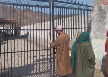 Budgam: Family Locks Primary Health Centre Over Unfulfilled Job, Compensation Promise