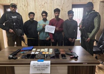 Srinagar Police Arrests Highway Robbers Impersonating Police Commandos.