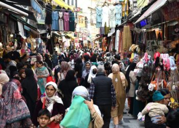 Hustle bustle in markets as shoppers make last-minute purchases ahead of Eid