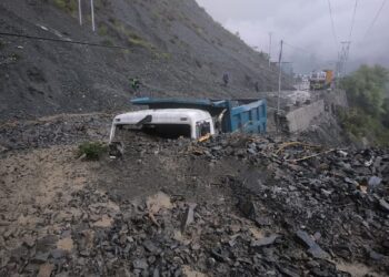 Massive landslide hits Jammu-Srinagar National Highway, vehicles damaged, stranded
