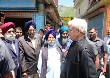 LG Sinha visits Pakistan shelling-hit Tanghdar areas, assesses losses