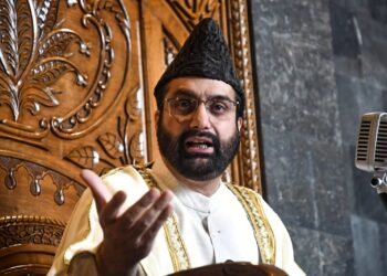 Hope issues with Pakistan get resolved without war: Mirwaiz Umar Farooq