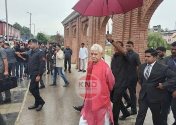 LG Manoj Sinha visits Balidan Stambh in Srinagar’s Lal Chowk