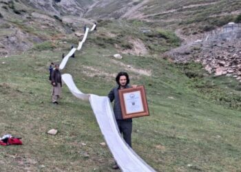 Calligrapher from Kashmir’s LoC creates longest handwritten Hadith scroll ever