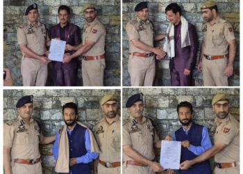SSP GANDERBAL SHRI KHALIL AHMAD POSWAL-JKPS FELICITATES 02 JOURNALISTS FOR EXAMPLARY JOURNALISM.