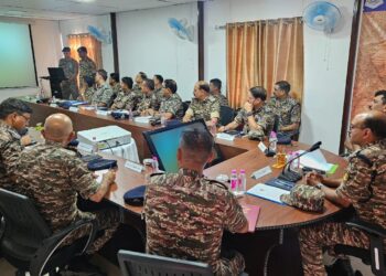 DG CRPF GP Singh Chairs High-Level Security Meeting at Qazigund