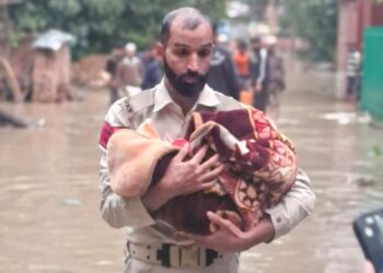Heroes in Uniform: JKP Rescues Newborn Baby from Raging Floods in Kulgam