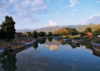 Floods: Shrinking Jhelum River Raises Alarm as Silt Deposition Narrows Waterway