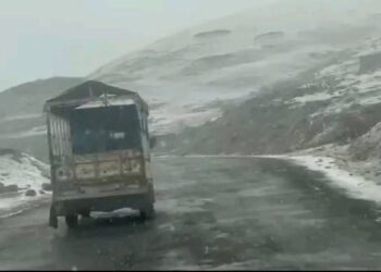 Pir Panjal Receives Light Snowfall, Traffic Slows Along Mughal Road