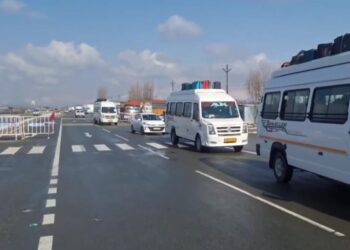Srinagar–Jammu National Highway Reopens After Two-Day Closure; Stranded LMVs Move from Qazigund