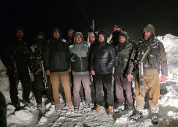 Over 220 passengers rescued after snow traps 31 vehicles at J-K’s Sinthan Top